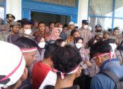 Massa Kontra PT SMGP ‘Kepung’ Kantor Bupati Madina