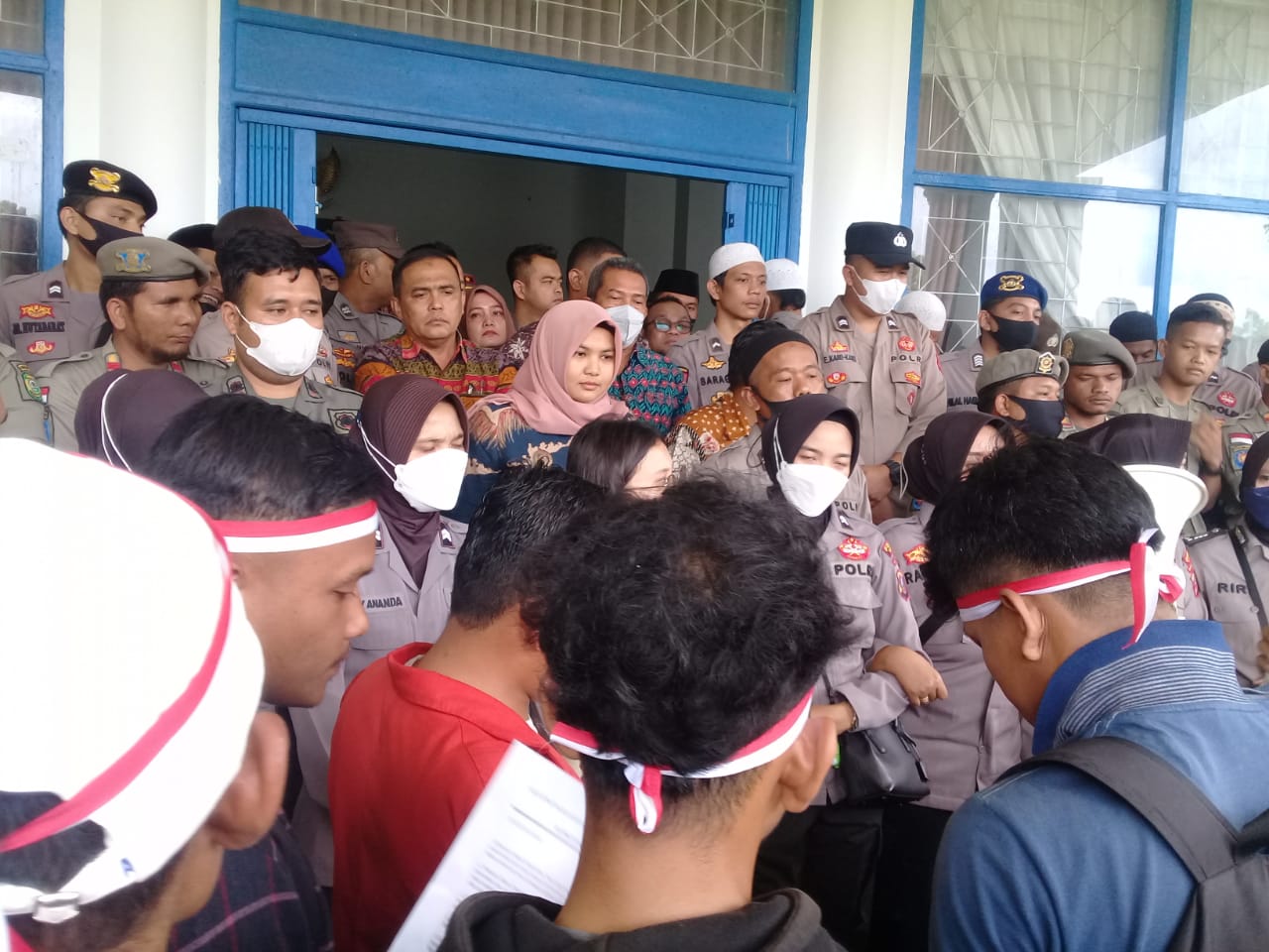 Massa Kontra PT SMGP 'Kepung' Kantor Bupati Madina