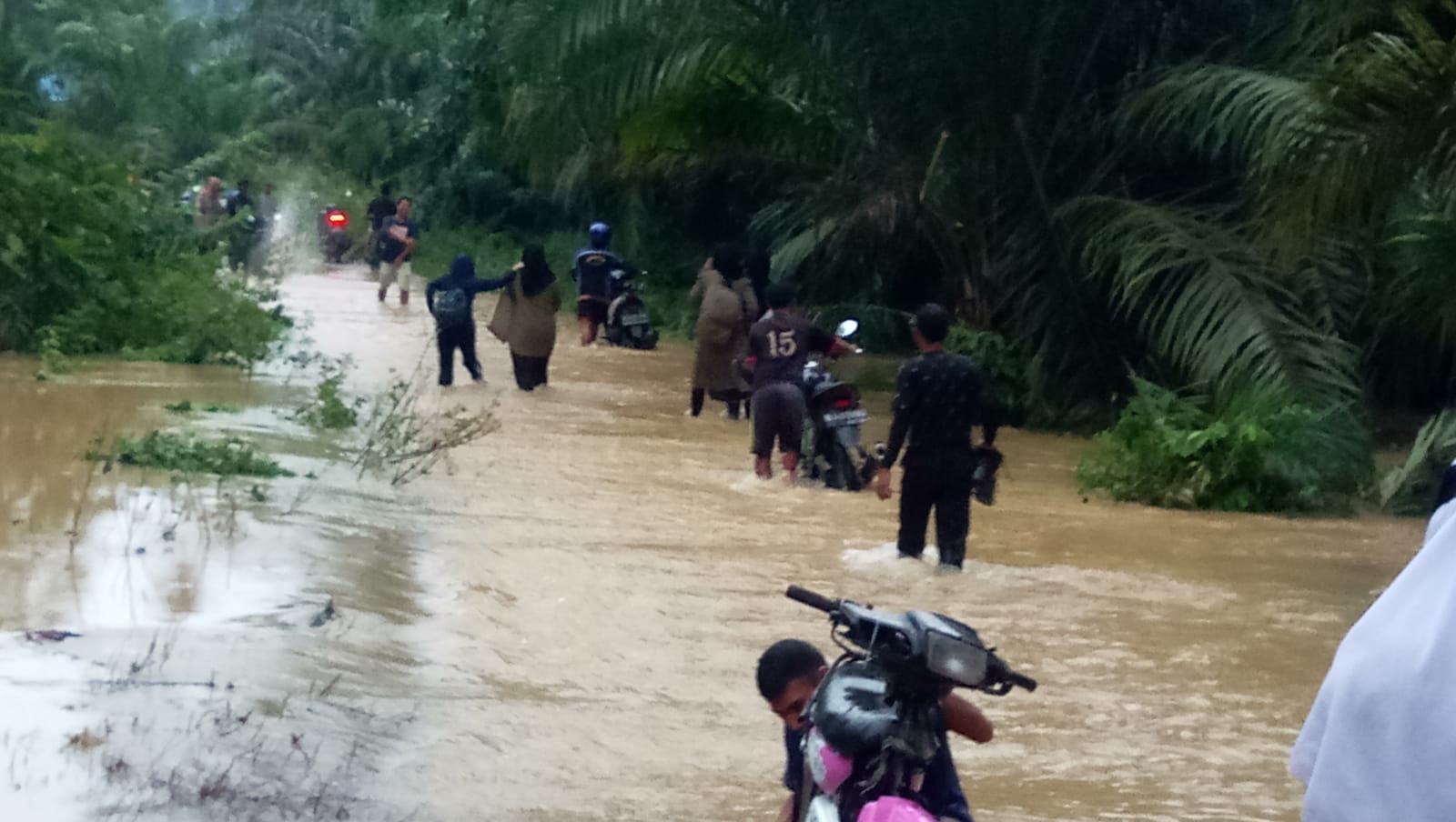 Usulan Musrenbang Tak Direspon, Ruas Jalan Kampung Baru Tetap Jadi Langganan Banjir
