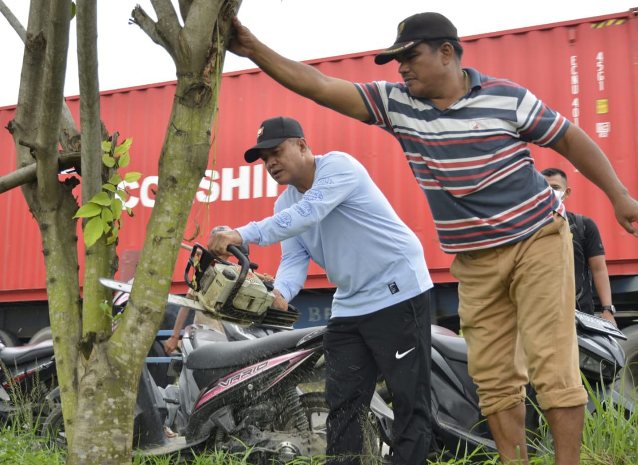 Bupati Zahir Giatkan Gotong Royong Salurkan Bantuan Bupati Zahir Giatkan Gotong Royong Salurkan Bantuan