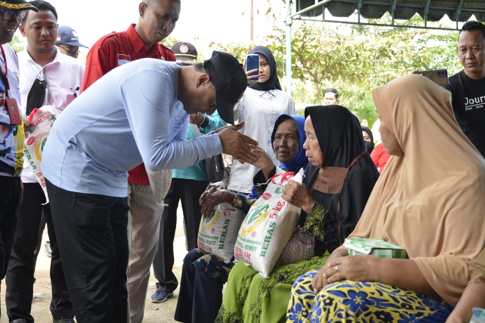 Bupati Zahir Giatkan Gotong Royong Salurkan Bantuan Bupati Zahir Giatkan Gotong Royong Salurkan Bantuan