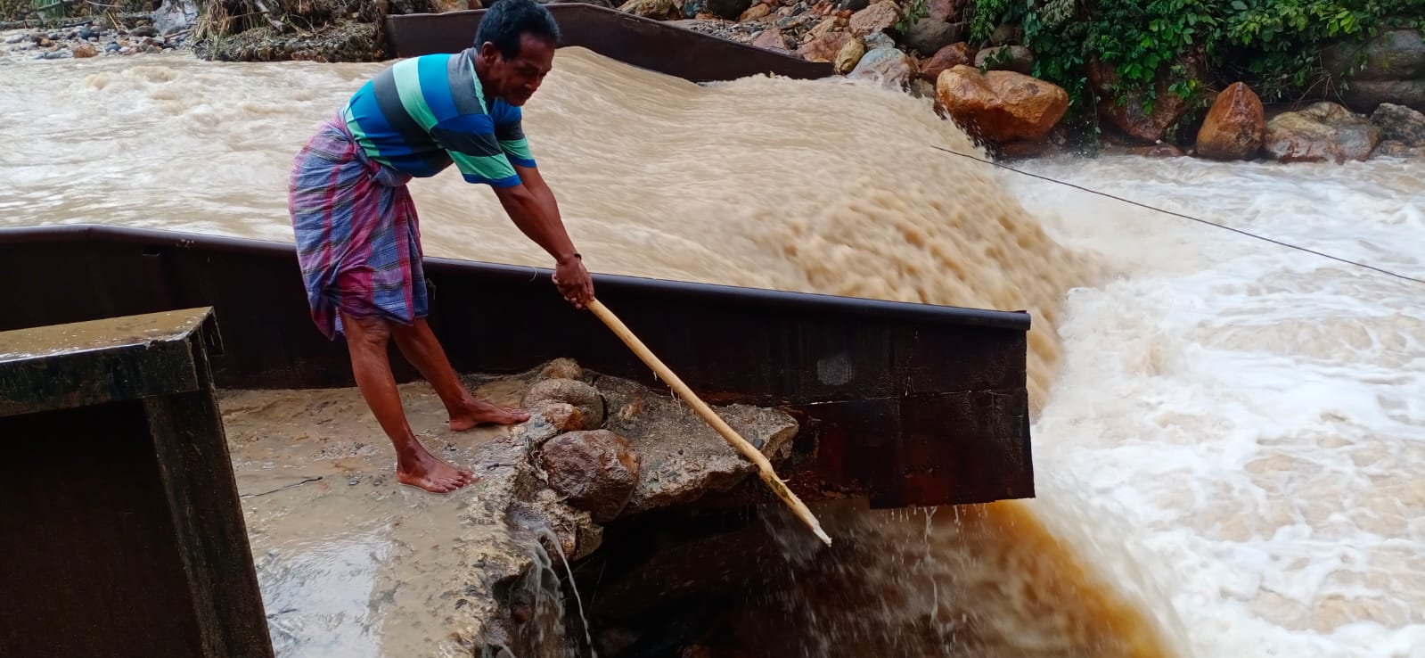 Banjir Dan Longsor Landa Galus
