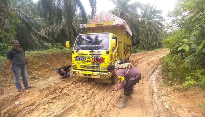 Tanah Longsor Dan Jalan Berlumpur Di Hulu Aceh Tamiang