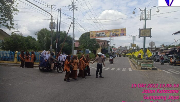 Satlantas Polres Agara Bantu Seberangkan Anak Sekolah