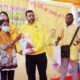 Pembagian paket sembako oleh Partai Golkar Medan Polonia dalam rangka menyambut Hari Raya Deepavali 5124 Kaliyuga tahun 2022 di Jl. Cikditiro, Kel. Madras Hulu, Kec. Medan Polonia, Jumat (21/10) siang. Waspada/Ist