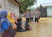 Kapolres Langsa Tinjau Korban Banjir Dan Serahkan Sembako