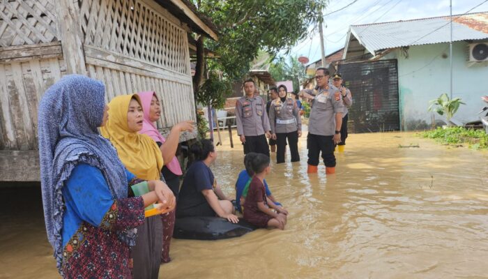 Kapolres Langsa Tinjau Korban Banjir Dan Serahkan Sembako