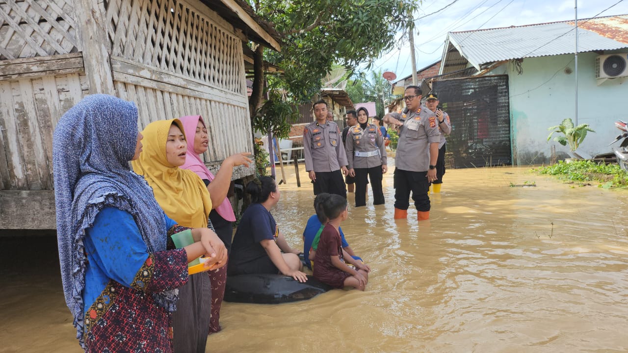 Kapolres Langsa Tinjau Korban Banjir Dan Serahkan Sembako