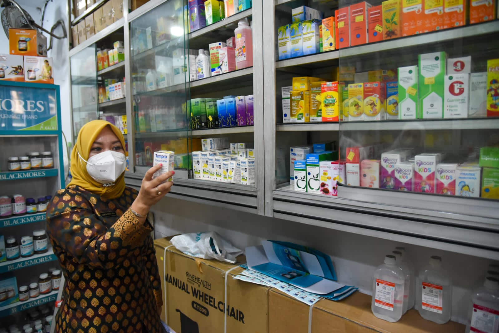 PETUGAS dari Dinas Kesehatan Kota Medan melakukan inspeksi mendadak (sidak) ke sejumlah apotek hingga klinik, Jumat (21/10). Waspada/ist