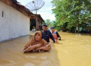 Brimob Evakuasi Korban Banjir