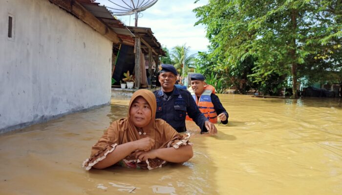 Brimob Evakuasi Korban Banjir