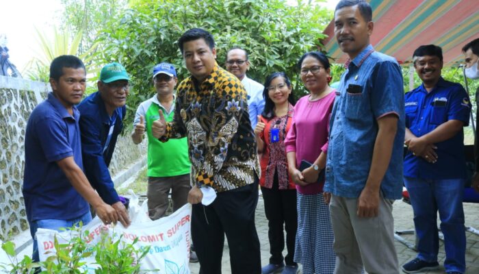 Bupati Samosir Serahkan Bantuan Bibit dan Pupuk