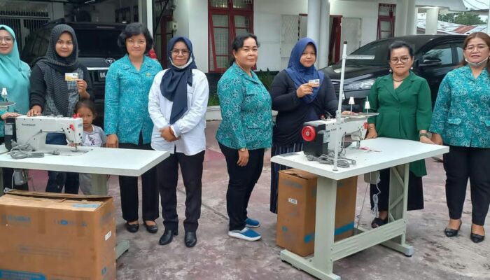 Pelaku UKM Dapat Bantuan Mesin Jahit Dari PKK Simalungun