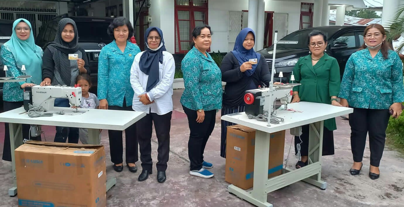 Pelaku UKM Dapat Bantuan Mesin Jahit Dari PKK Simalungun