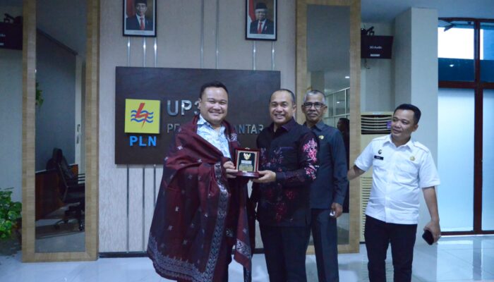 Bupati Zahir Bahas Masalah Kelistrikan Di PLN P Siantar