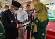 Dra Hj Solhiyah Yunus Pencipta Mars BKOWSU Terima Penghargaan