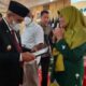 Gubsu Edy Rahmayadi didampingi Ketua BKOWSU Hj.Fahrizar Iskandar Hasibuan menyerahkan plakat penghargaan kepada Dra.Hj.Solhiyah Yunus diberikan saat HUT ke 52 di Aula Tengku Rizal Nurdin. Waspada/Anum Saskia