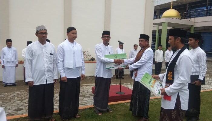 Upacara Hari Santri Sukses, Kakanwil Kemenag Aceh Serahkan BOP Pesantren