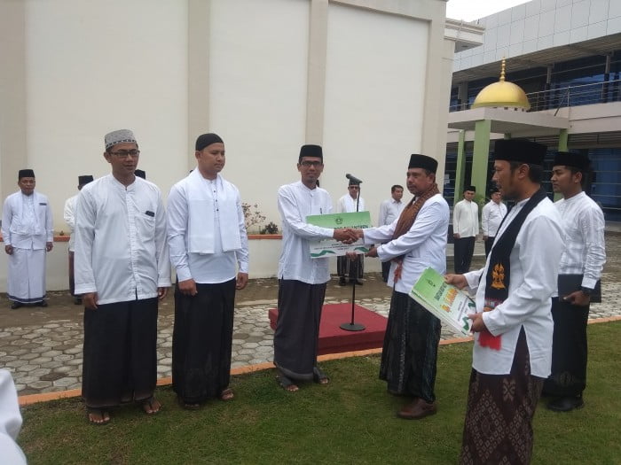 Upacara Hari Santri Sukses, Kakanwil Kemenag Aceh Serahkan BOP Pesantren