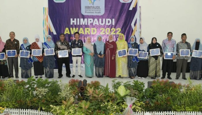 Berdedikasi Terhadap PAUD, Melani Subarni Terima Penghargaan Dari HIMPAUDI Aceh
