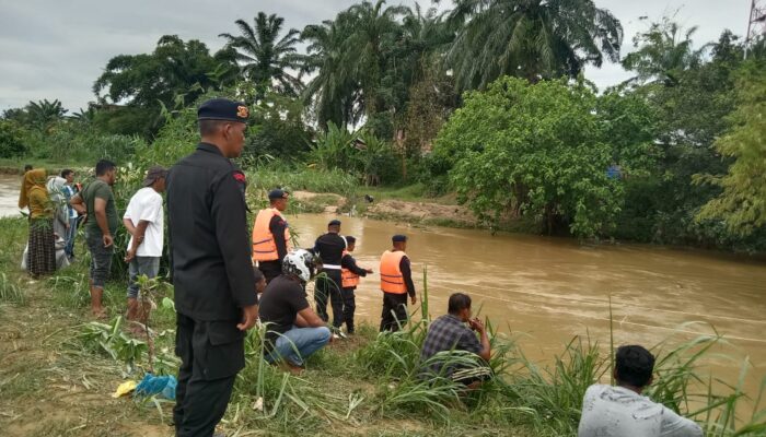 Personel Brimob Sisir Krueng Langsa Cari Pelajar Tenggelam