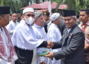 Plt. Bupati Palas Berikan Tali Asih kepada Guru Pesantren Lansia