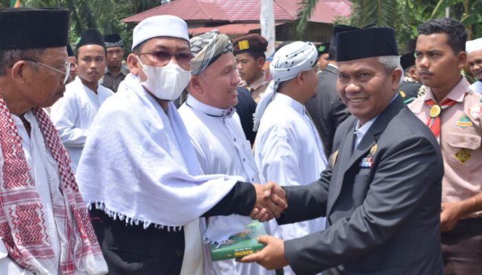 Plt. Bupati Palas Berikan Tali Asih kepada Guru Pesantren Lansia