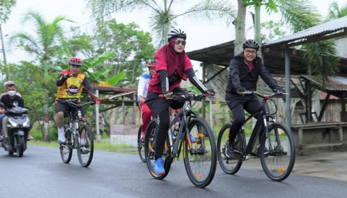 Bupati Zahir Bersepeda Tinjau Pasar Murah