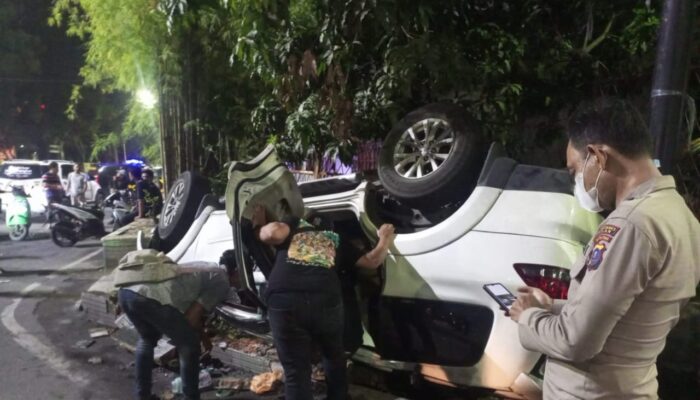 Tabrak Avanza, Pajero Terbalik Di Jl. Iskandar Muda