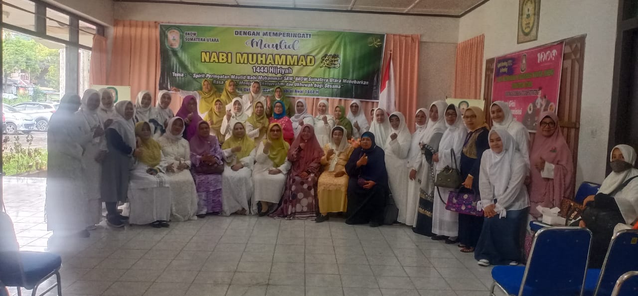 KETUA Umum BKOWSU, Hj.Fahrizar Iskandar Hasibuan dan pengurus bersama Ustadzah Kardina Siregar dan undangan usai kegiatan poto bersama. Waspada/ist