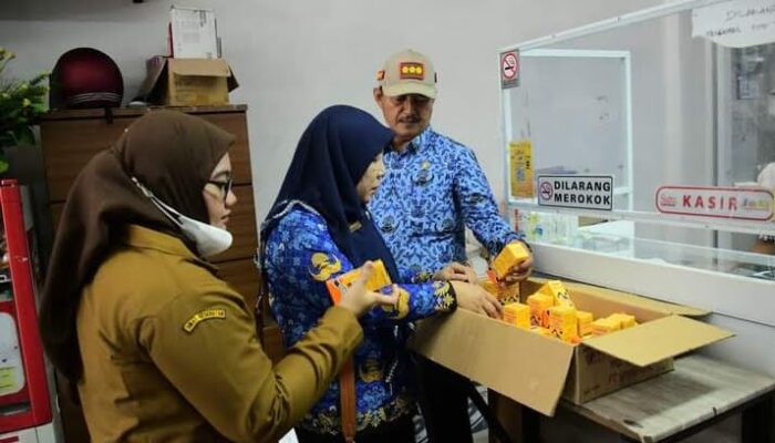 Razia Apotek, Dinkes Labura Temukan Sejumlah Sirop Dilarang Edar