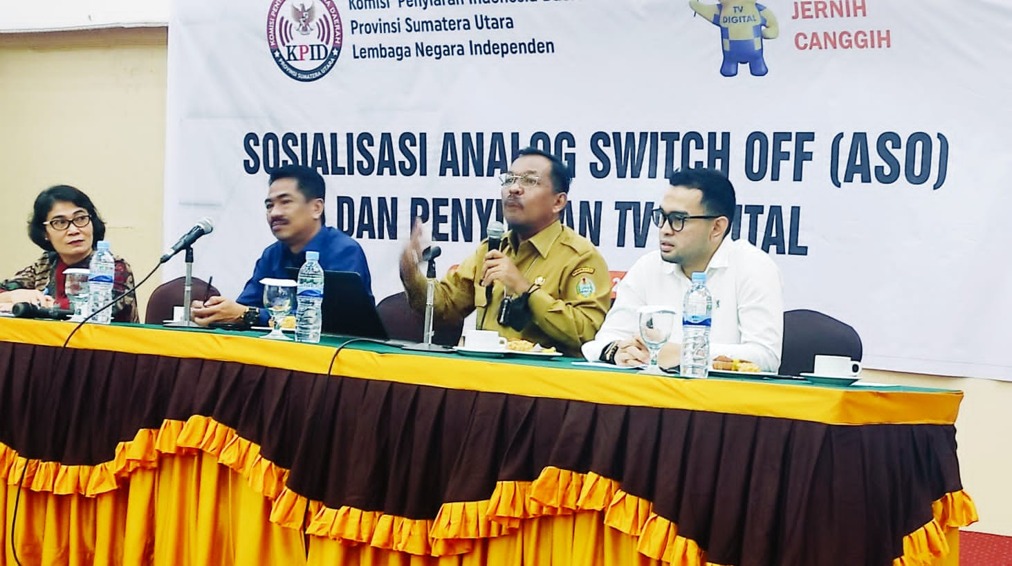 PLT Kepala Dinas Komunikasi dan Informatika (Kominfo) Pemprov Sumut Dr Ilyas Sitorus (dua kanan) menyampaikan paparan pada Sosialisasi ASO dan Penyiaran Digital di Hotel Madani Medan, Selasa (25/1022). Waspada/ist