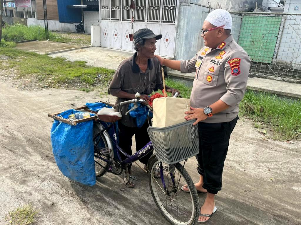 Pemulung Terenyuh Tangan Keriputnya 'Dijujung' Perwira Melati Dua