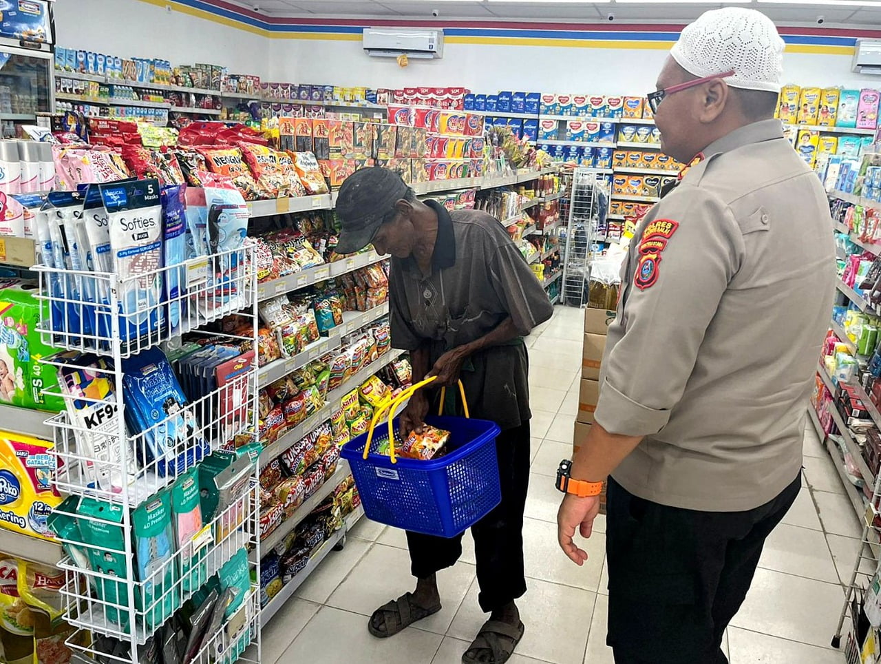 Pemulung Terenyuh Tangan Keriputnya 'Dijujung' Perwira Melati Dua