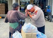 Pemulung Terenyuh Tangan Keriputnya ‘Dijujung’ Perwira Melati Dua