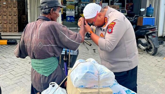 Pemulung Terenyuh Tangan Keriputnya ‘Dijujung’ Perwira Melati Dua