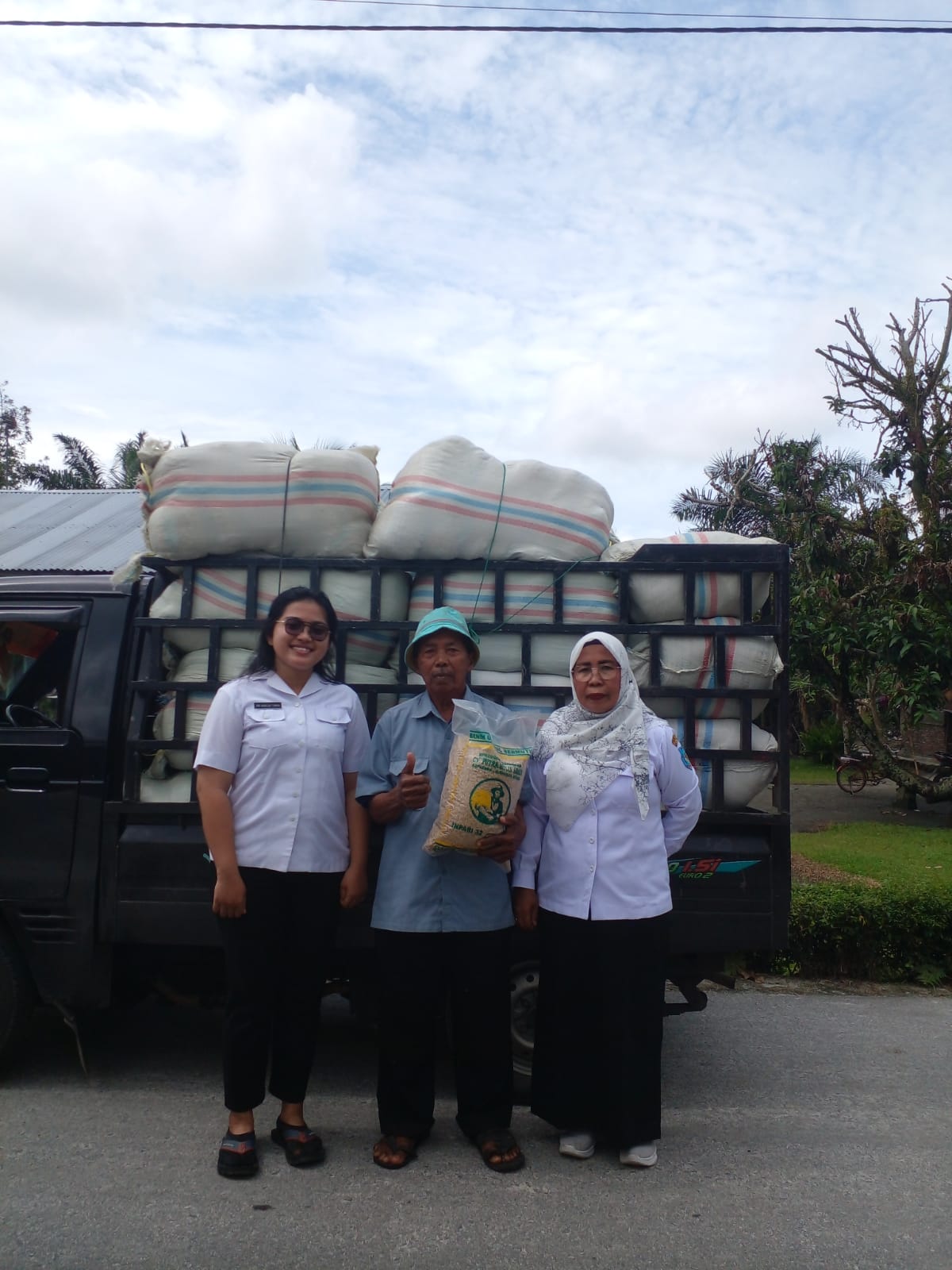 Pemkab Batubara Bantu Petani Tiga Ton Bibit Padi Pemkab Batubara Bantu Petani Tiga Ton Bibit Padi