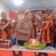 KETUA PAC Pemuda Pancasila (PP) Percut Seituan Junaidi saat menyulangi nasi tumpeng ke Wakapolsek Percut Seituan AKP D Tarigan. Waspada/Ist