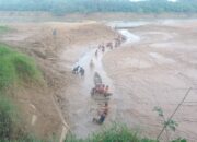 Pekerja PDAM Tirta Tamiang Tidak Kenal Lelah Bersihkan Lumpur