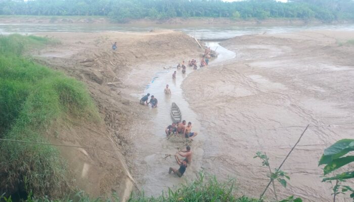 Pekerja PDAM Tirta Tamiang Tidak Kenal Lelah Bersihkan Lumpur