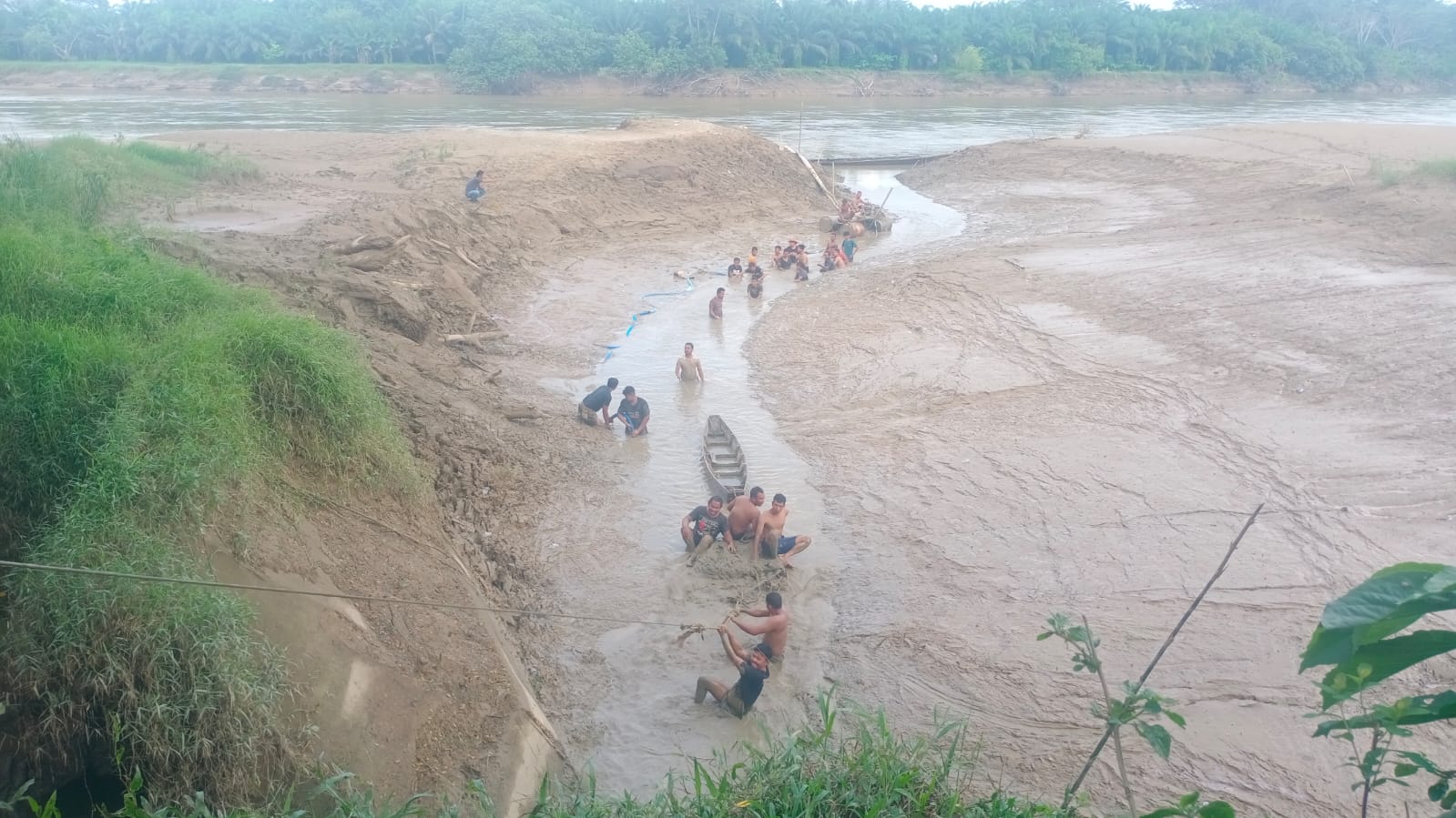 Pekerja PDAM Tirta Tamiang Tidak Kenal Lelah Bersihkan Lumpur