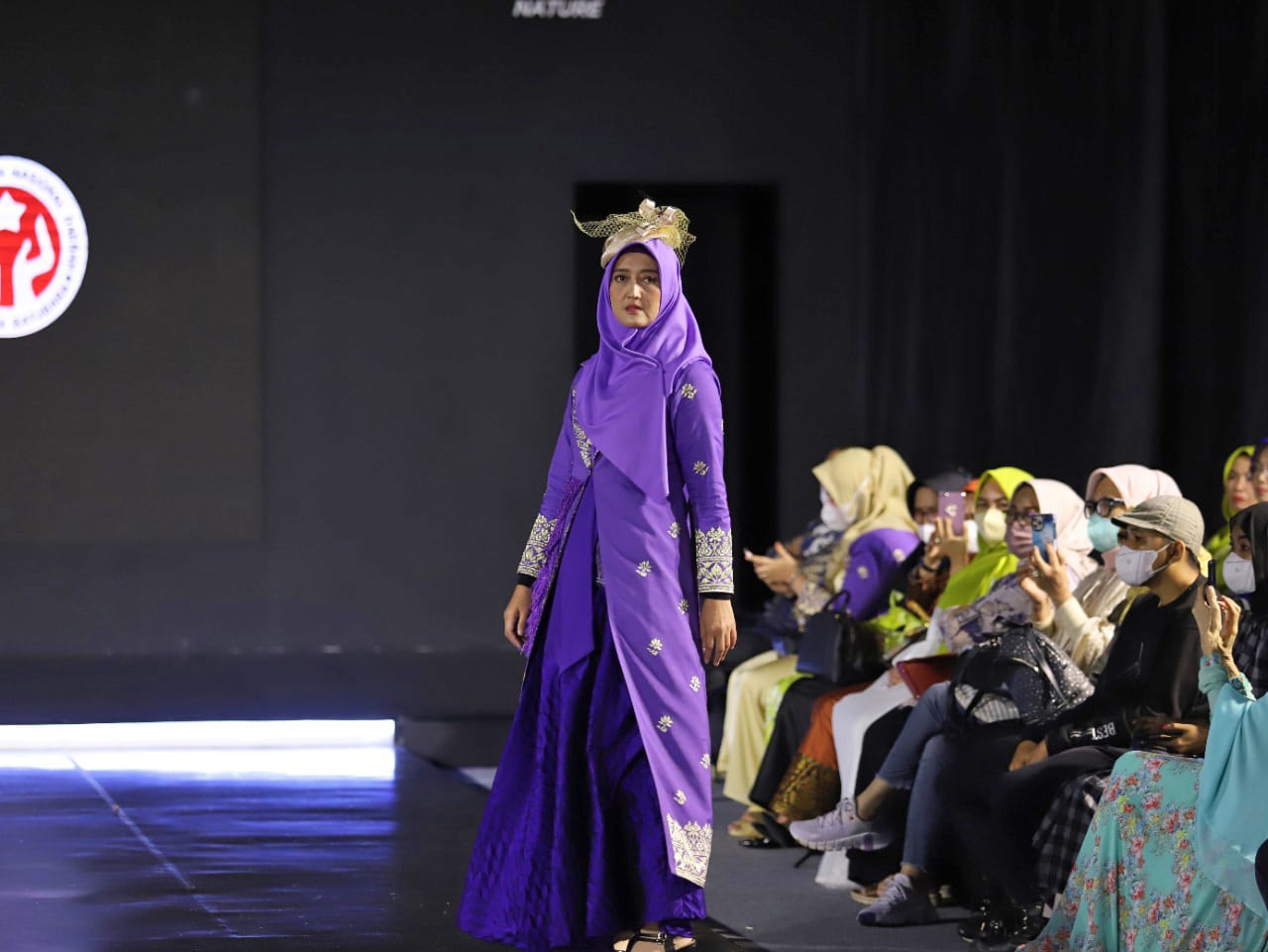 Ny. Maya Tampil Mempesona Kenakan Busana Wastra Batubara Di IMFW 2022 Ny. Maya Tampil Mempesona Kenakan Busana Wastra Batubara Di IMFW 2022
