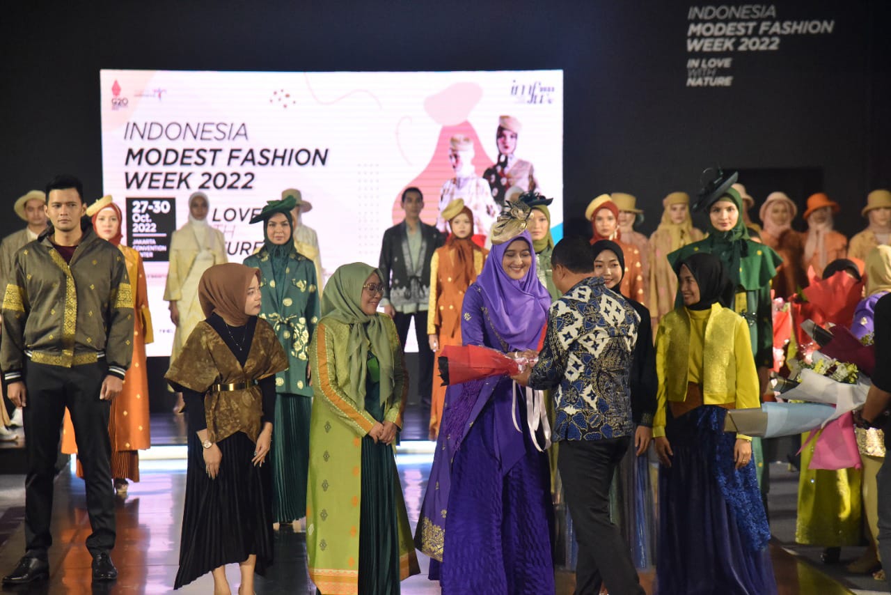 Ny. Maya Tampil Mempesona Kenakan Busana Wastra Batubara Di IMFW 2022 Ny. Maya Tampil Mempesona Kenakan Busana Wastra Batubara Di IMFW 2022