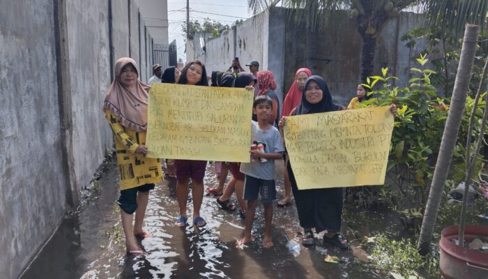 Dituding Penyebab Banjir, Warga Demo PT Coca Cola
