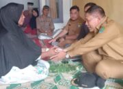 Pj Bupati Abdya Santuni Keluarga Korban Tertimbun Longsor