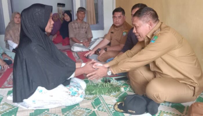 Pj Bupati Abdya Santuni Keluarga Korban Tertimbun Longsor