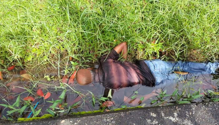 Warga Temukan Mayat Laki-laki Dalam Parit