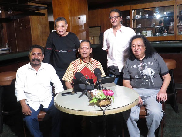 SYAHRUL M. Pasaribu (duduk, tengah) diabadikan bersama tim Waspada TV usai podcast.Waspada/Surya Efendi