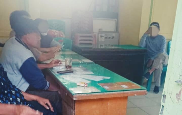 Oknum Pegawai Kemenag Tapsel Diduga Selingkuh Digerebek Warga Oknum Pegawai Kemenag Tapsel Diduga Selingkuh Digerebek Warga