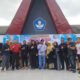 Kepala SMAN 11 Medan Hj. Widiya Ningsih, Ketua Umum Alumni SMAN 11 Medan Dr dr Jhonny Marpaung, Ketua Harian Alumni SMAN 11 Medan Ahmad Yusuf Nasution dan lainnya saat berfoto bersama. (Waspada/Ist)